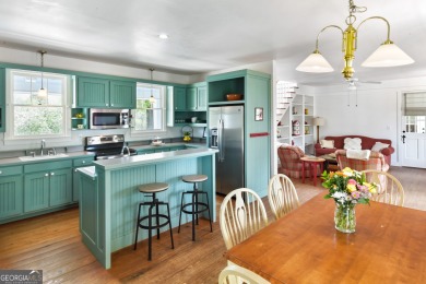 Nestled along the shores of Lake Oconee, this extraordinary