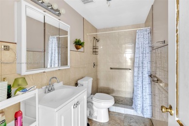 Beautiful condo, 2 debs, 2 baths, offering spacious living areas