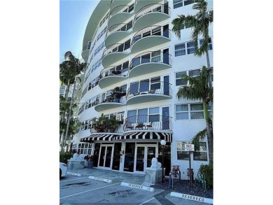 WALKING DISTANCE TO THE BEACH ! PRIME LOCATION: 2 blocks from