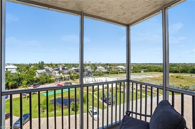 Remodeled and fully turnkey unit!  This efficiency condo is