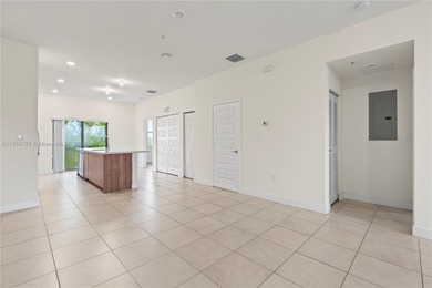 Investor opportunity! Luxurious Smart Apartment 2/ 2/1 in