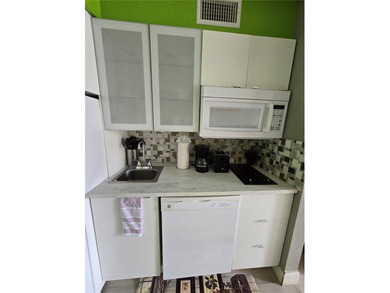 Great Investment Opportunity! This cozy 1-bedroom, 1-bath condo