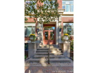 Welkom to Downtown Holland Living! Experience the perfect blend