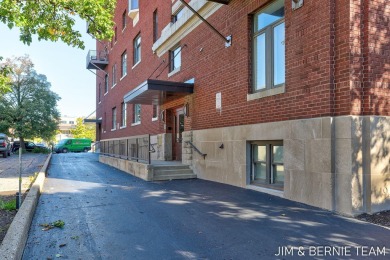 Welkom to Downtown Holland Living! Experience the perfect blend