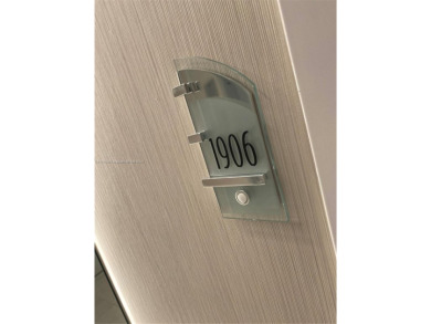 ATTENTION INVESTORS!
FANTASTIC UNIT IN A LUXURY BUILDING WITH