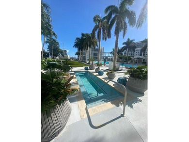 Light and bright modern 1/1.5 in wonderful Midtown 4. Enjoy the