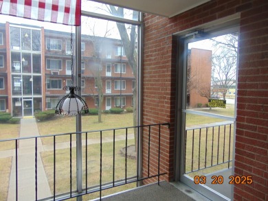 Wonderful opportunity to own a nice 1 bedroom co op in Royal Oak