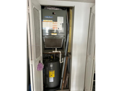 Great location, 2/2 unit, new kitchen, stainless steel