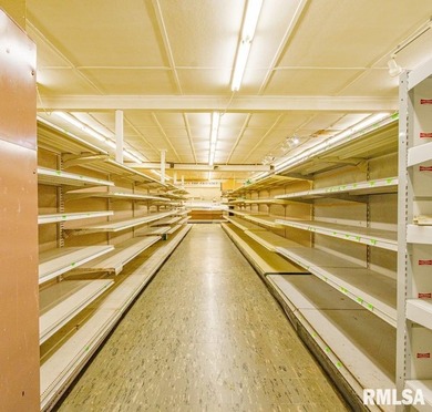 Excellent Location on Hwy 37 North edge of Mt. Vernon