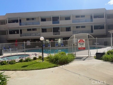 Welcome to this light and brighten floor plan 2+2 unit cozy