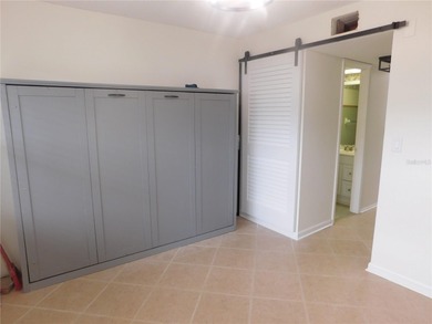 Immaculate 930 ft First floor convertible Winston Park unit in