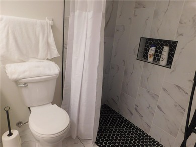 Immaculate 930 ft First floor convertible Winston Park unit in