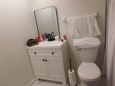 Immaculate 930 ft First floor convertible Winston Park unit in