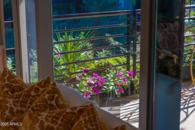 TREEHOUSE IN THE SKY! End unit , east and south, south west