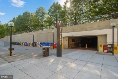 Bright and beautiful corner unit condo facing common area at