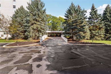 Discover this wonderful condo at the Carlton House, conveniently