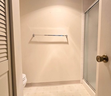 This light & neutral 2 bedroom 2 bath large (1380 sq. ft.) Cedar