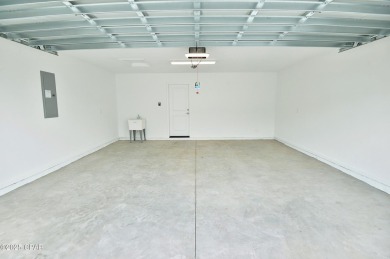 JUST REDUCED!! MOTIVATED SELLERS!! BRAND NEW TILED FLOORING