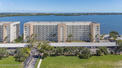 This 7th floor gated community offers breathtaking river views
