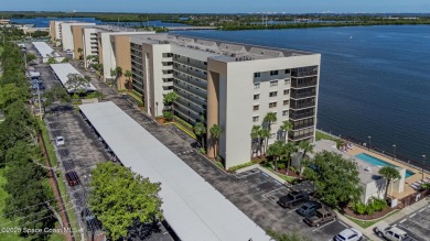 This 7th floor gated community offers breathtaking river views