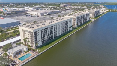 This 7th floor gated community offers breathtaking river views