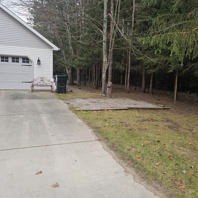 Welcome to 9138 White Pine Dr in beautiful Royal South