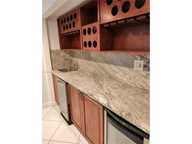 Rare find, price to sale !  Spacious condo at Desirable