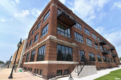 This impressive 2 bed/2 bath unit offers that historic warehouse