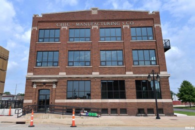 This impressive 2 bed/2 bath unit offers that historic warehouse