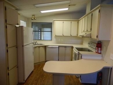 Well maintained home on interior lot, this 1983 Kaufman (24x56)