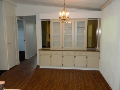 Well maintained home on interior lot, this 1983 Kaufman (24x56)