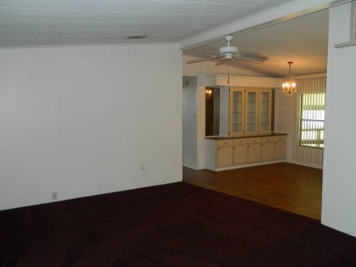 Well maintained home on interior lot, this 1983 Kaufman (24x56)