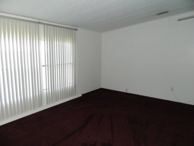 Well maintained home on interior lot, this 1983 Kaufman (24x56)