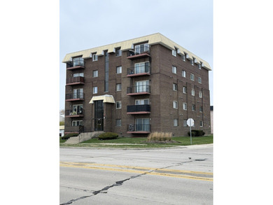 2-bedroom, 2-full bath end-unit condo in a prime Oak Lawn