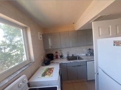 Cozy unit 1 block from Collins Avenue in a fast growing area of