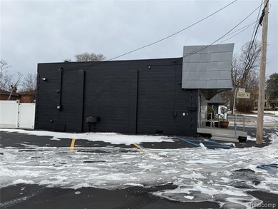 COMMERCIAL BUILDING Located in Waterford on Busy Voorheis cut