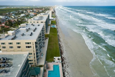 Searching for a spacious condo with direct access to the ocean?