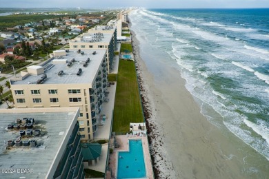 Searching for a spacious condo with direct access to the ocean?