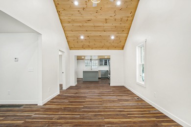 This versatile property offers the possibility of either