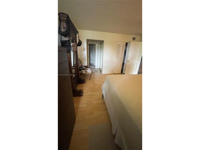 ***Garden Level 2/2 Condo with the Convenience of a House***
