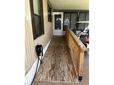 Charming 2 Bedroom, 2.5 Bathroom Mobile Home on Fenced Corner