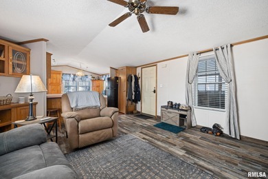 Welcome to 106 Poplar in Oak Lawn Estates! This Well-Maintained