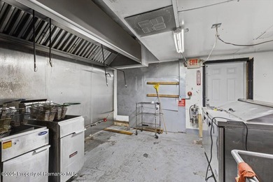 A turnkey business on the very high visibility corner of US 19