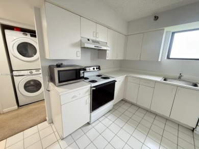 Beautiful 2/2 in heart of Aventura! This spacious unit is pet