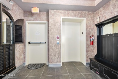 Oceanfront Penthouse with Panoramic Views in Boutique Kingston