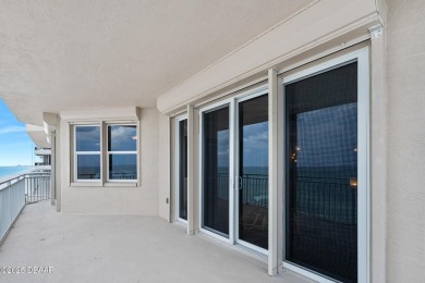 Oceanfront Penthouse with Panoramic Views in Boutique Kingston