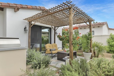 Only minutes away from El Paseo, The River and the new Disney