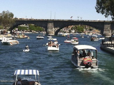 This luxurious top-floor Lake View condo offers breathtaking