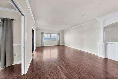 The seller is prioritizing cash offers and is ready to move