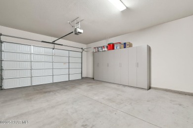 Beautiful 2 Bed + Den, 2 Bath home in the prestigious Prescott